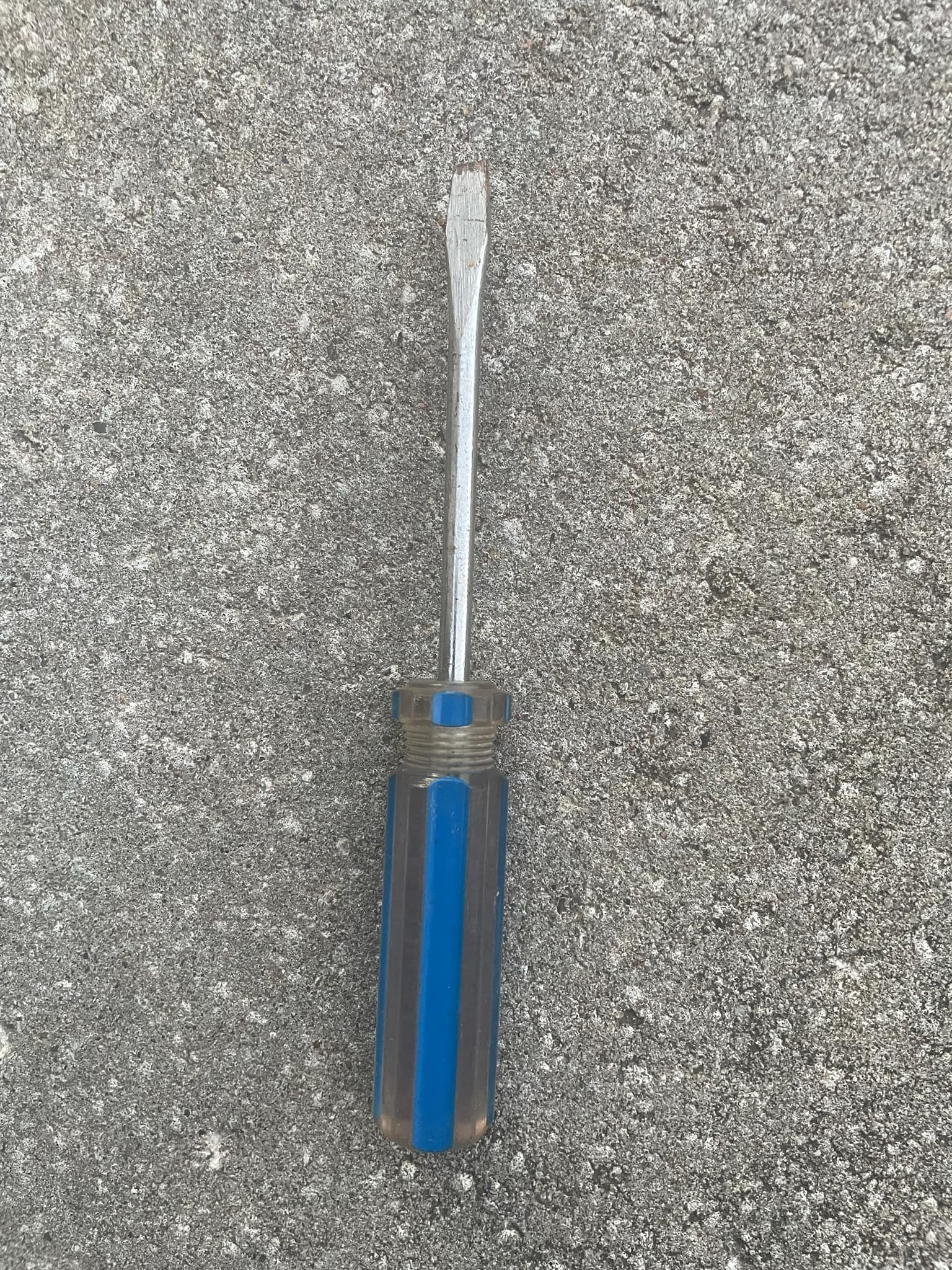 Tourne-vis à tête plate